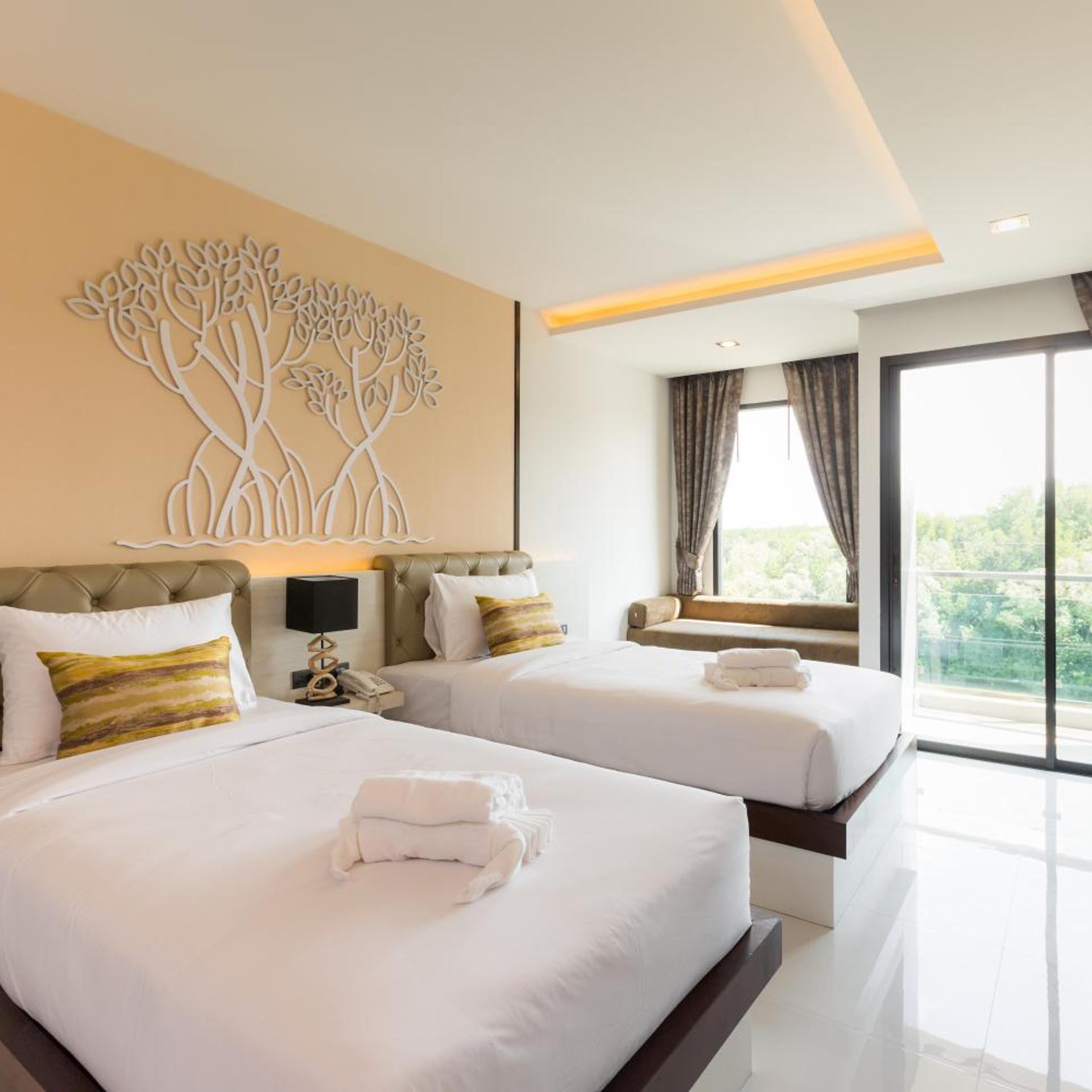 DELUXE, TWIN BEDS, POOL VIEW