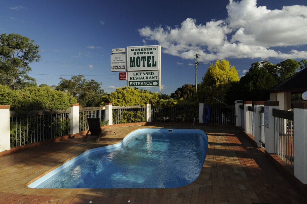 MCNEVIN'S WARWICK MOTEL 59/64