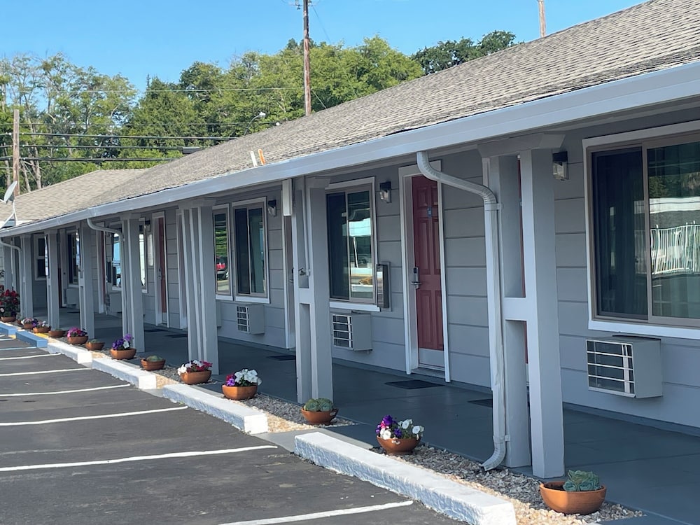 Lark Motel 42/53