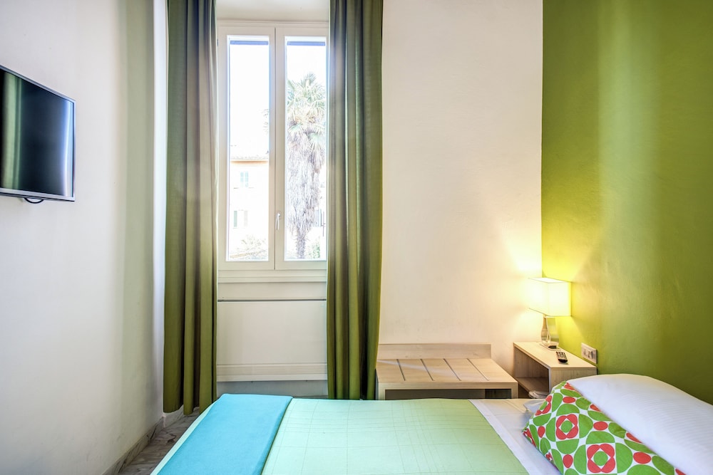 ROOM, SINGLE