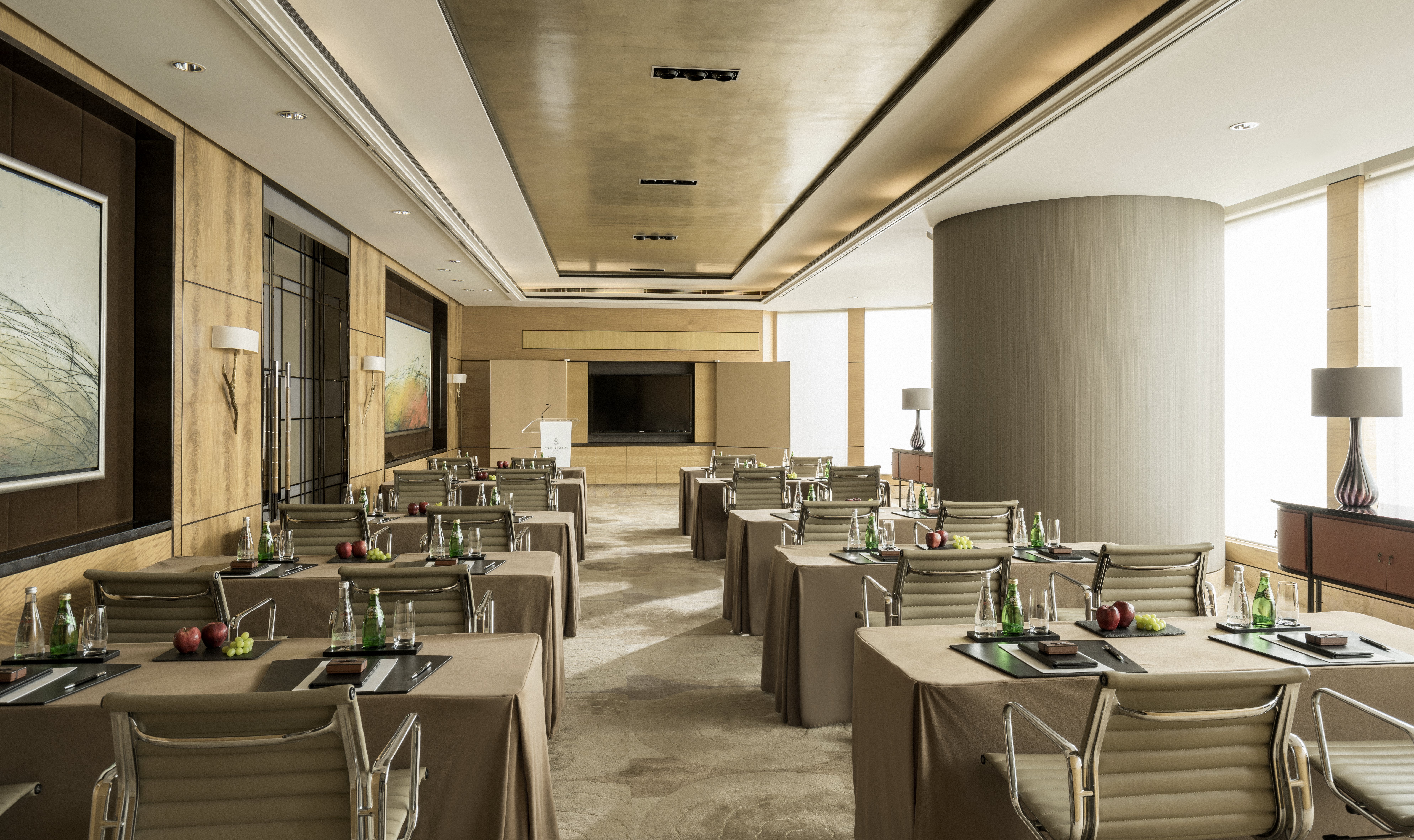 Four Seasons Hotel Hong Kong 66/76