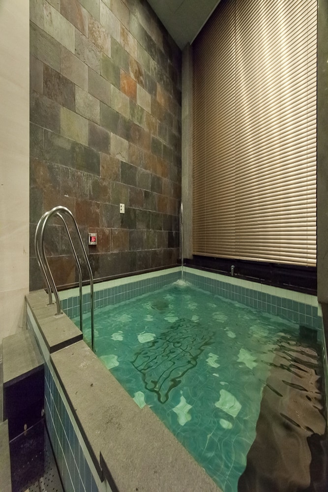Pharos Hotel 51/68