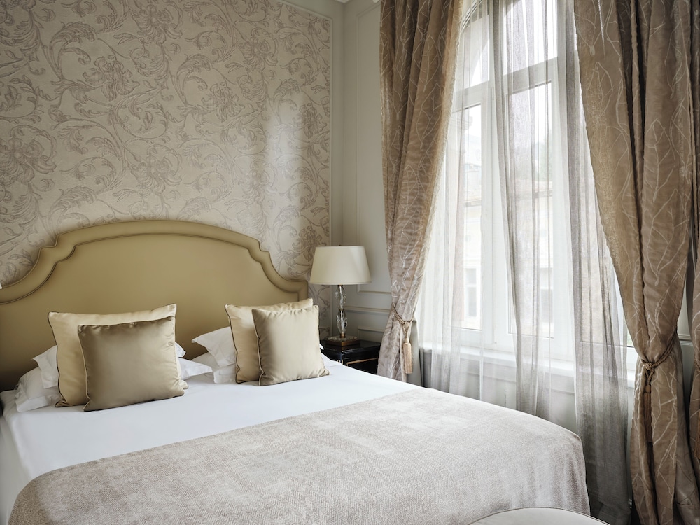 FAMILY, KING BED, CITY VIEW, SOFA