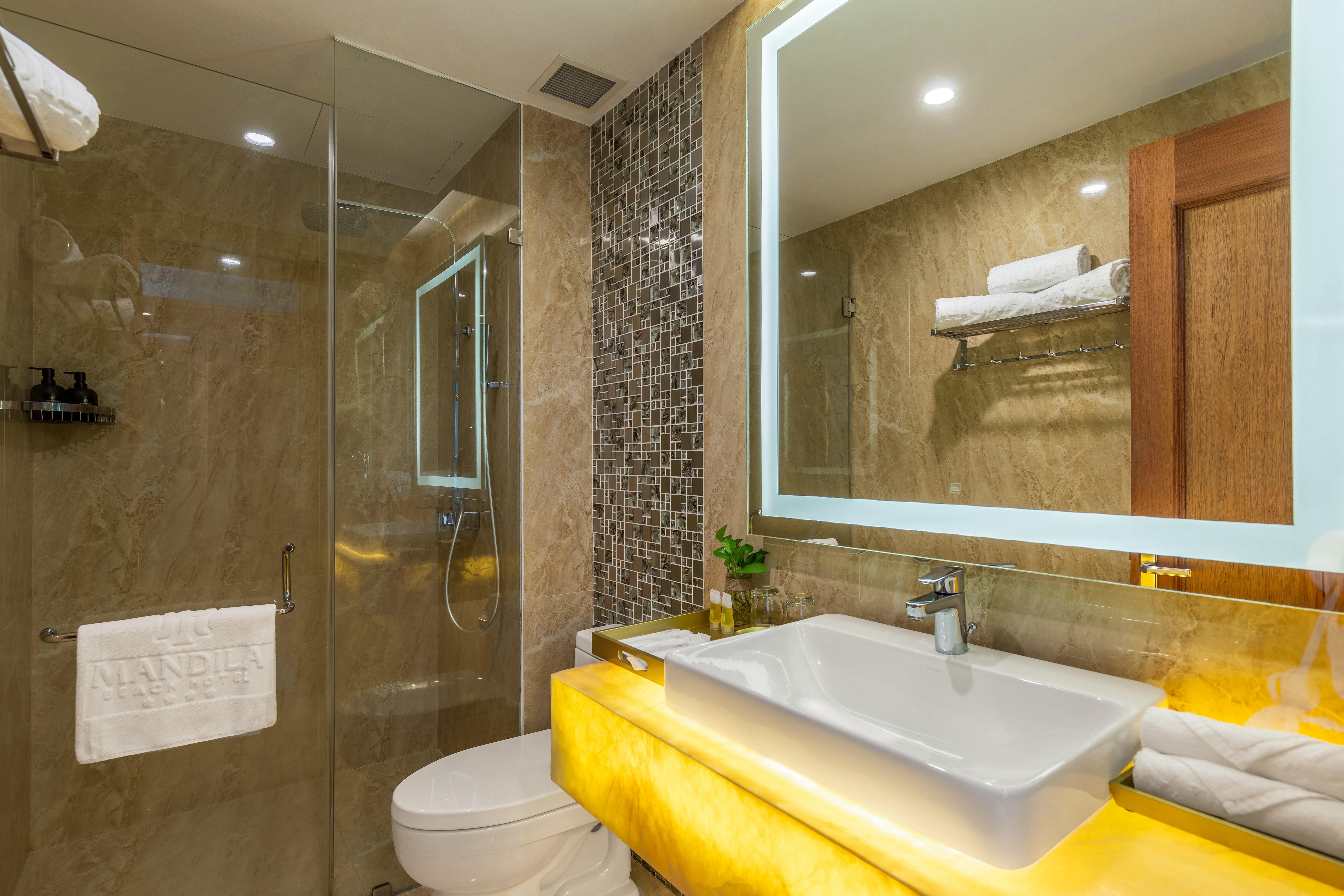غرفة بسريرين منفصلين بإطلالة جزئية على البحر، Mandila Beach Hotel Danang 4/4