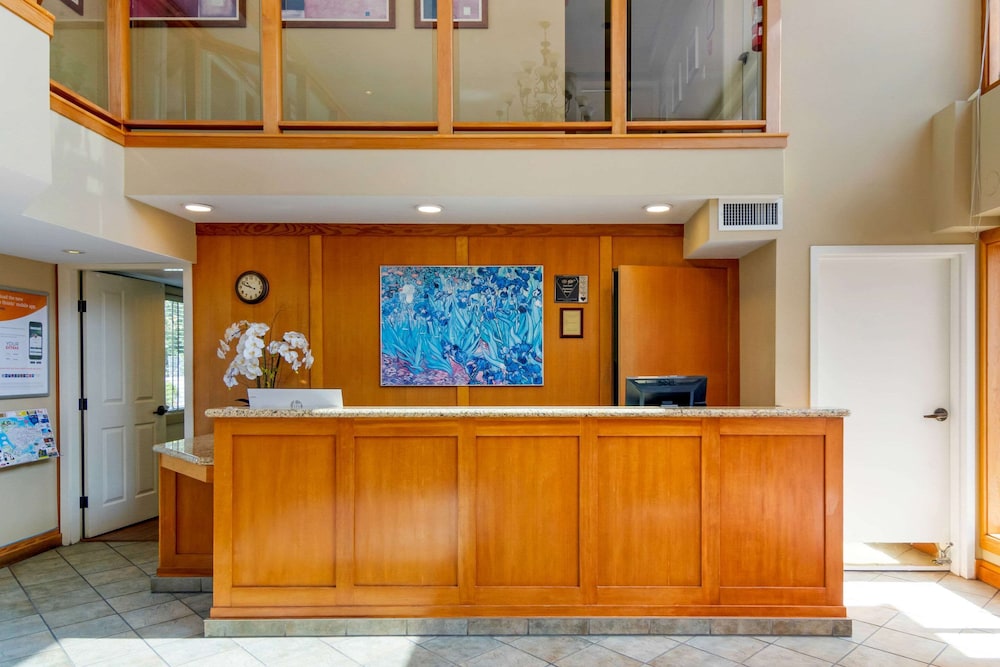 Econo Lodge Inn & Suites North Vancouver 13/52