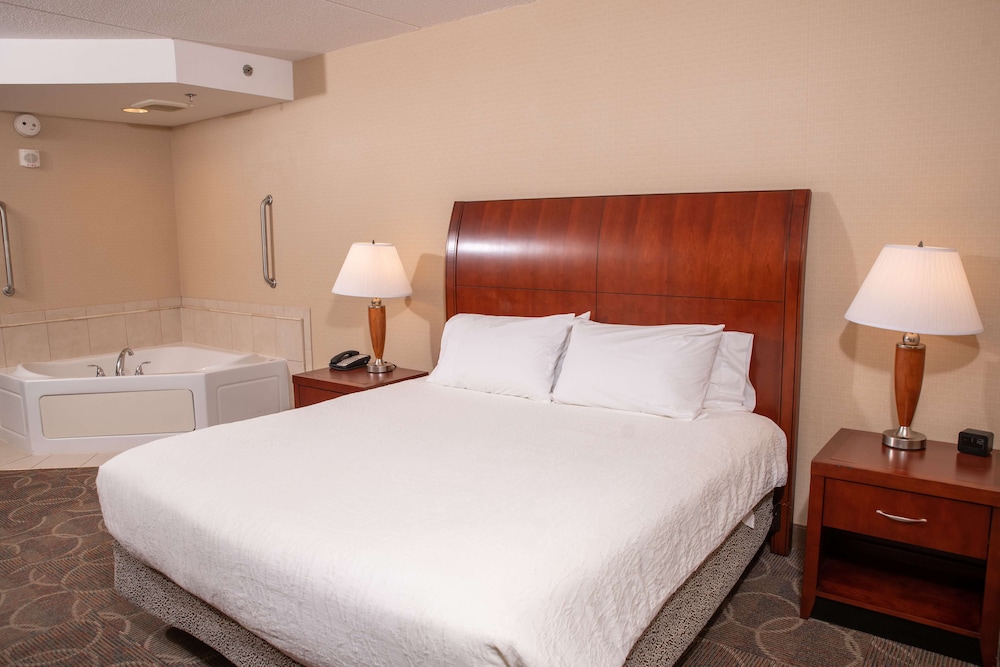 Evolution, King Bed, Jetted Tub