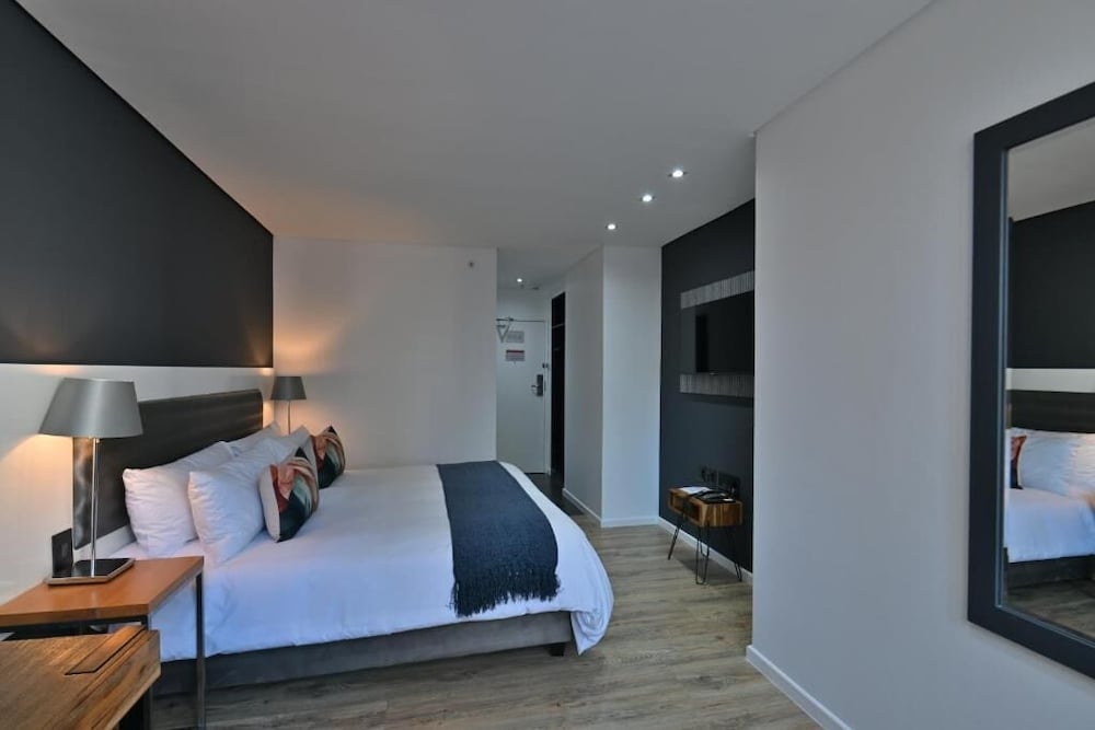 DELUXE, QUEEN BED, MOUNTAIN VIEW