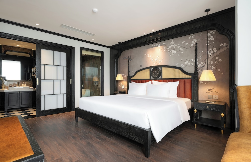 Grand, Suite, King Bed, Lake View