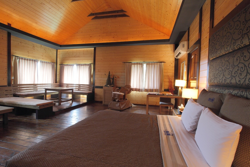 Regale Villa Hotel 47/73