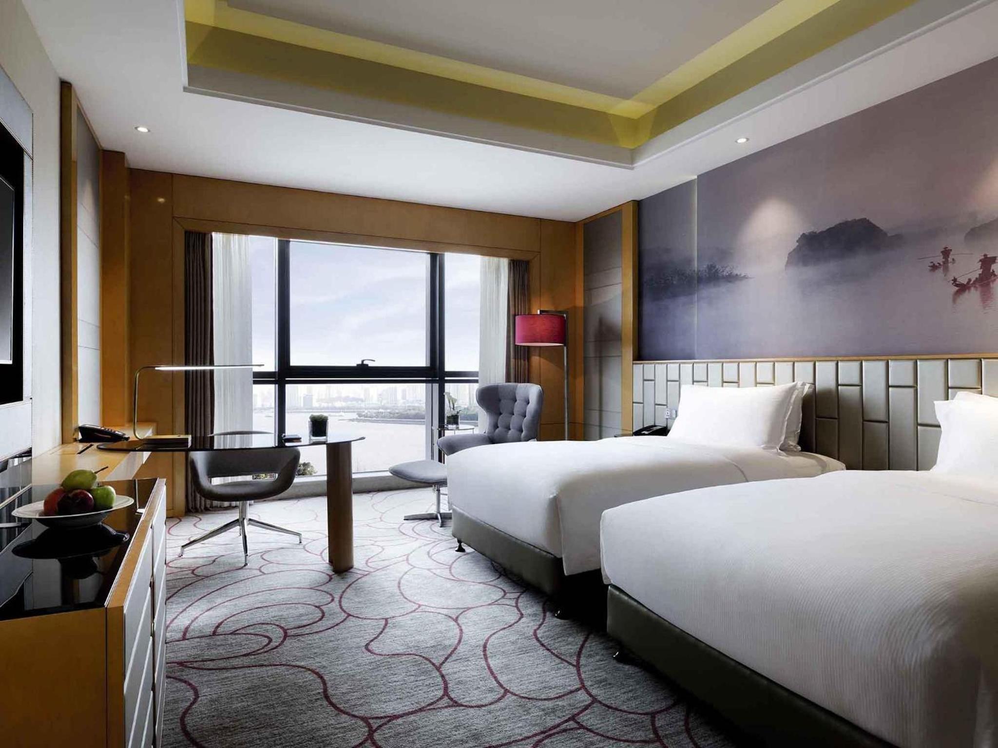 Deluxe, Twin Beds, River or Park View