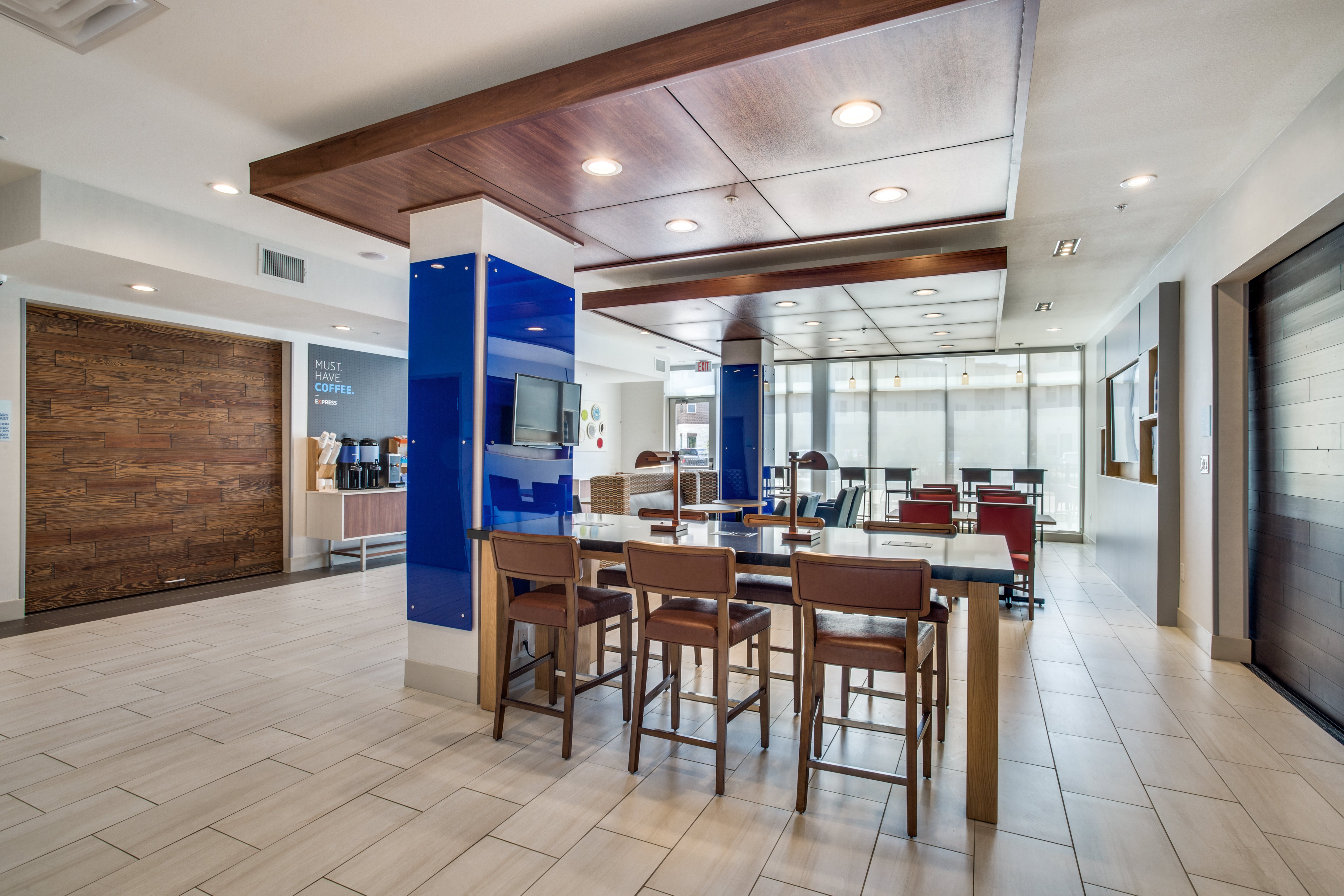 Holiday Inn Express and Suites Denton South 48/71