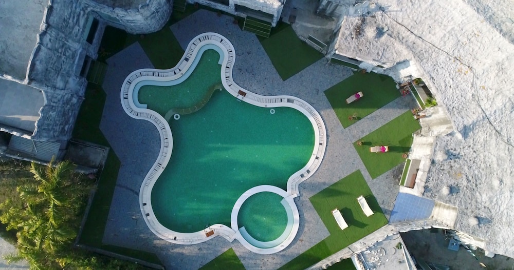 HOTEL BRYS CAVES 28/29
