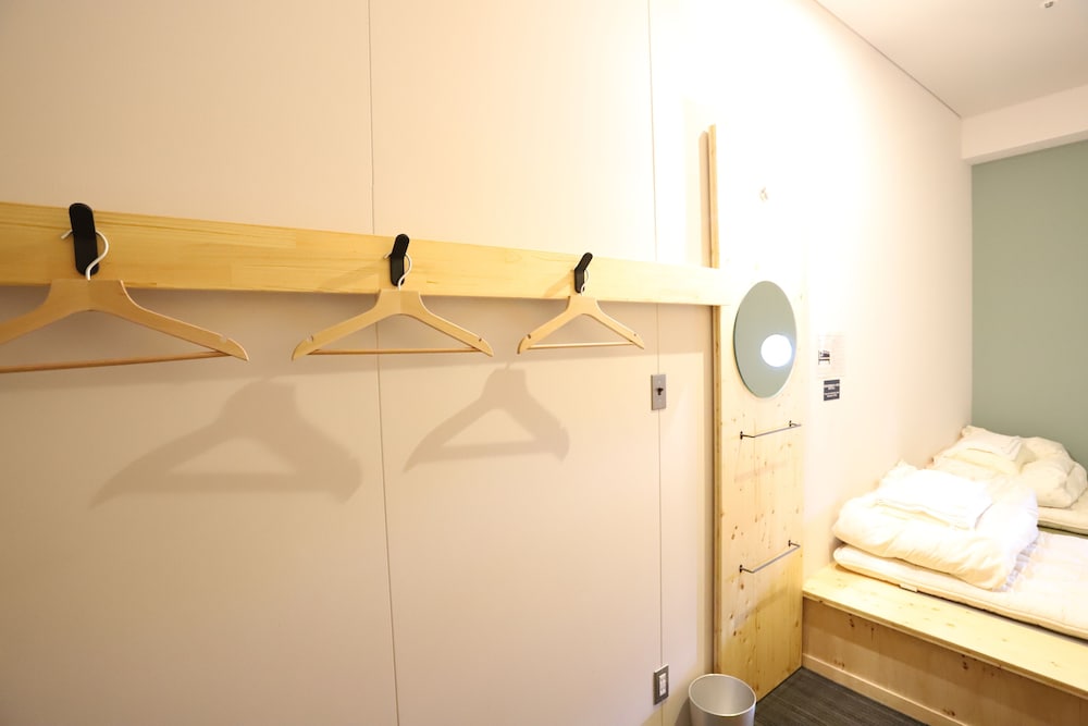 ROOM, QUADRUPLE, SHARED BATHROOM