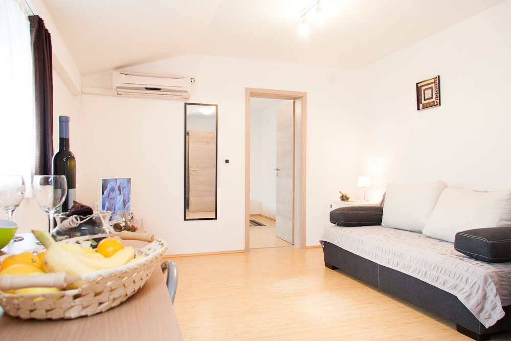 Apartments Garden Room 22/40