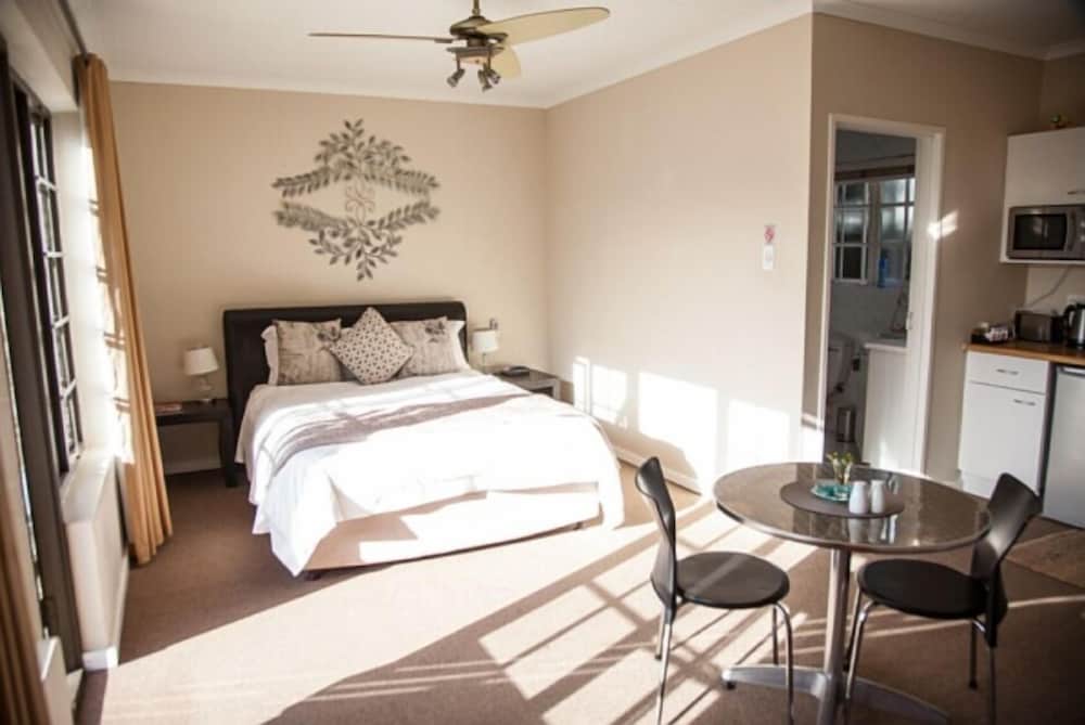 suite, multiple beds, pool view