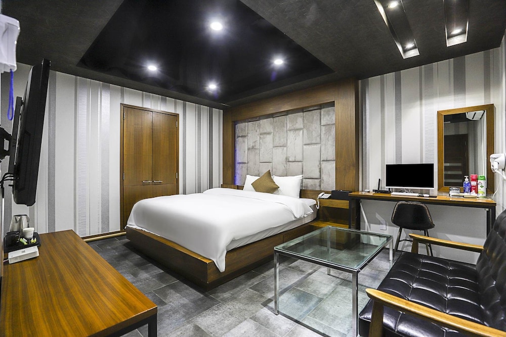 Hotel Tj 12/22