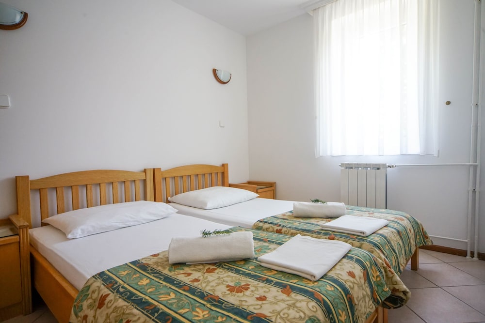 APARTMENTS AND ROOMS DEGRA 7/49