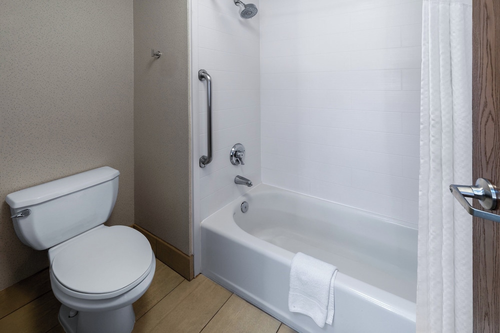 غرفة قياسية بسريرين كوين مع أريكة، Holiday Inn Express Glenwood Springs Aspen Area, an IHG Hotel 6/9