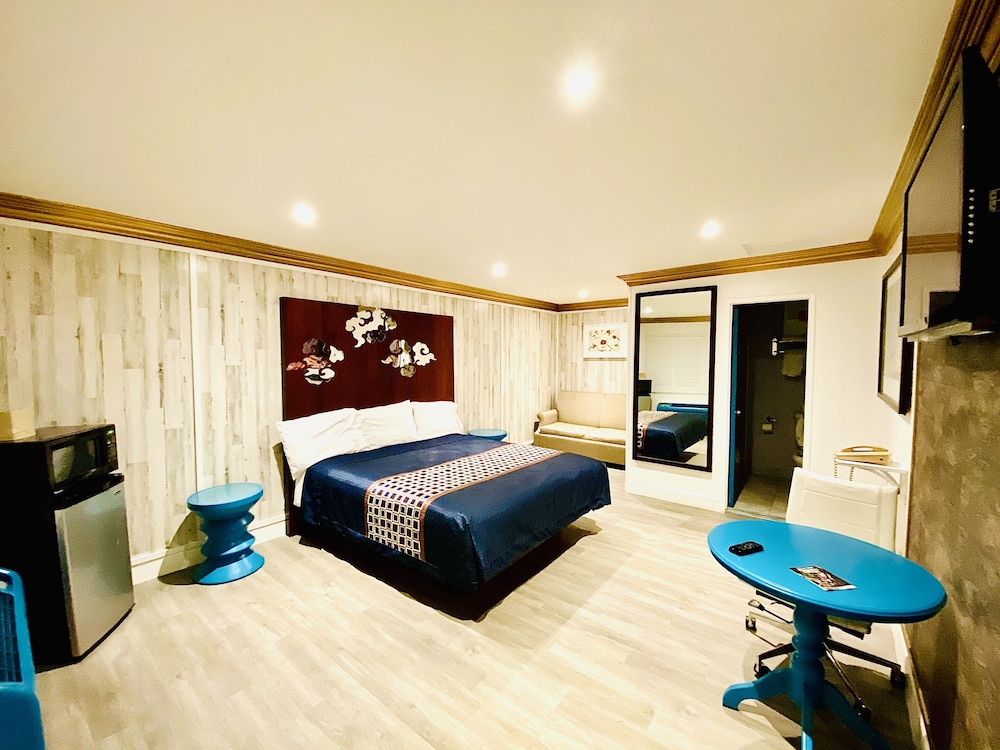 Casa Blanca Inn & Suites 34/67