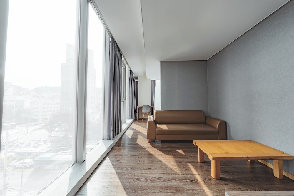 Brown Suites Sinchon Central 39/48