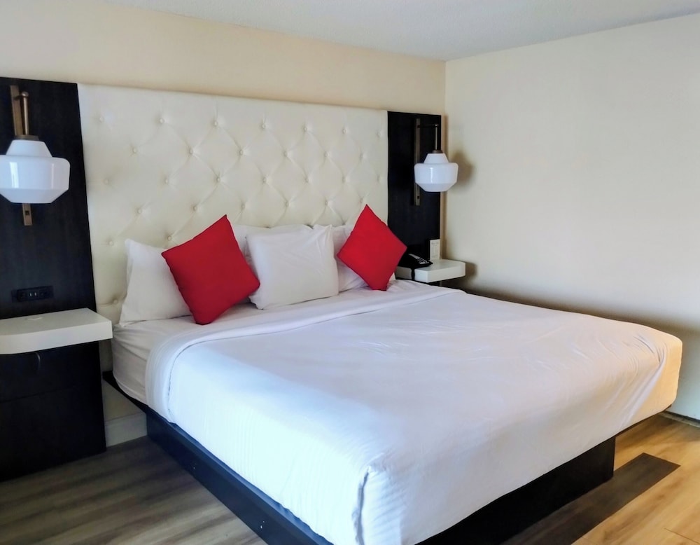 STANDARD, KING BED, JETTED TUB