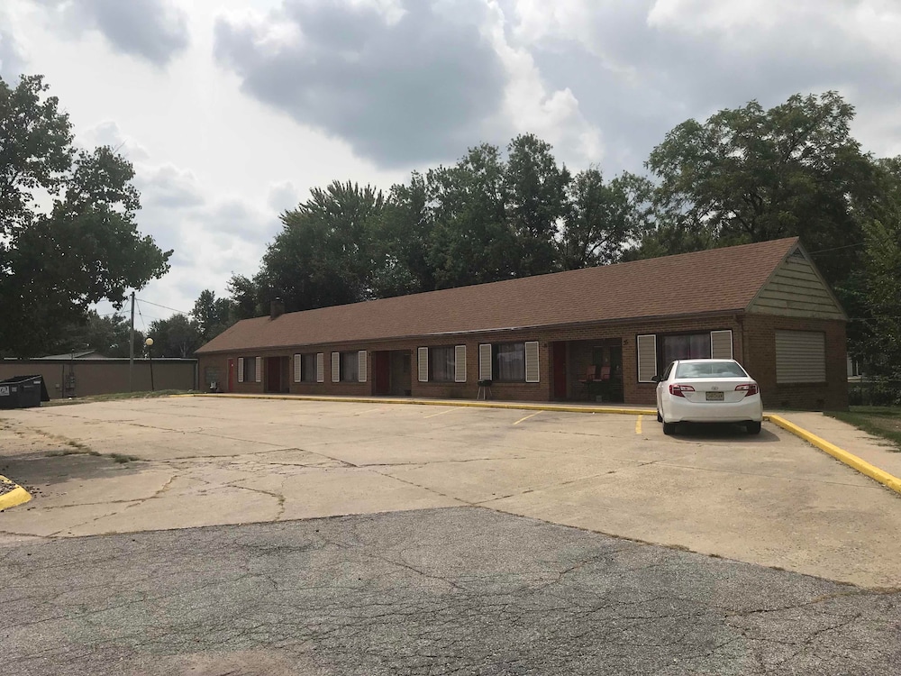 Budget Host Village Inn 18/22