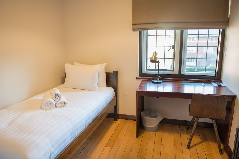 ROOM, SINGLE, SHARED BATHROOM