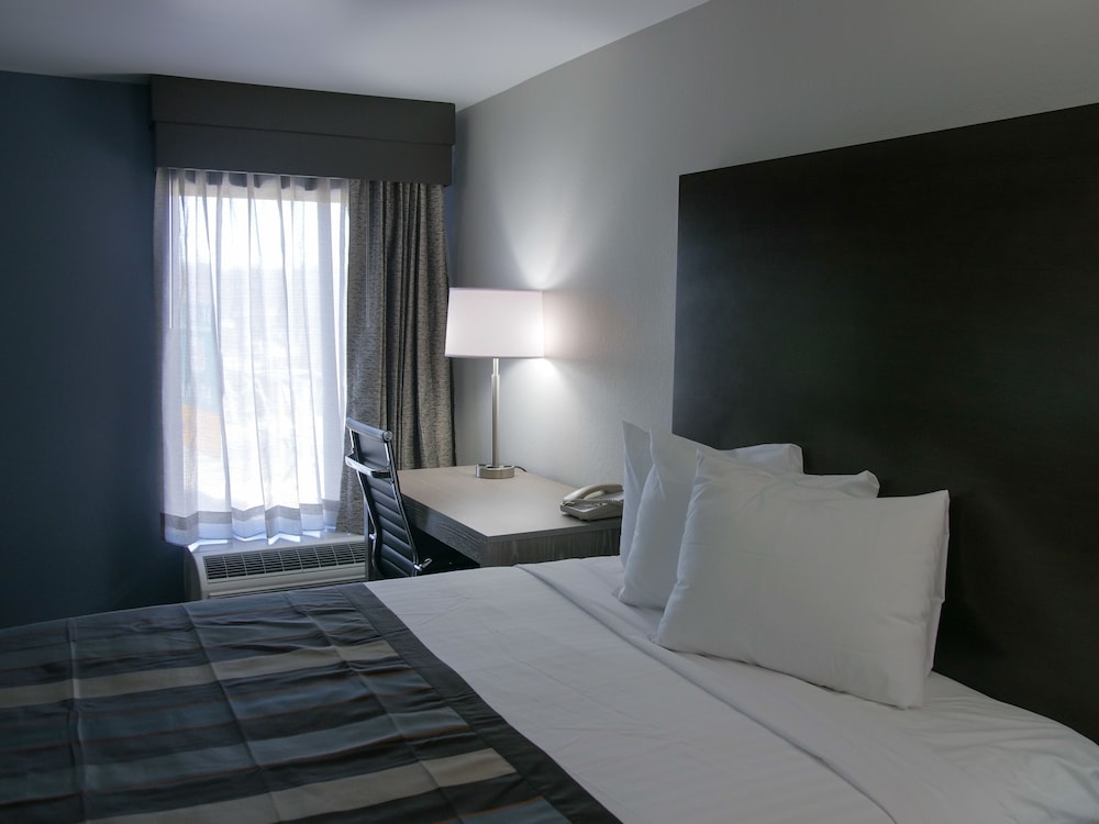 غرفة ديلوكس بسرير كوين في طابق مرتفع، Wingate by Wyndham Louisville Fair and Expo 2/4