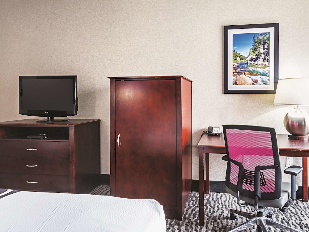 La Quinta Inn & Suites by Wyndham Fresno Northwest 34/44