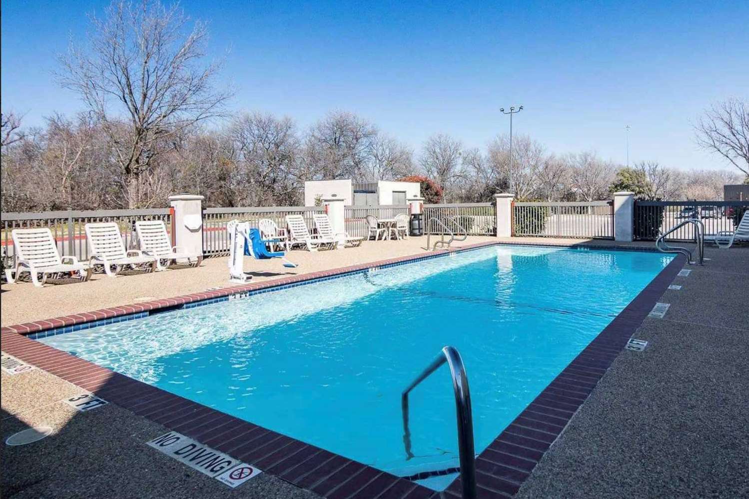 Days Inn by Wyndham Fort Worth North / Fossil Creek 3/10