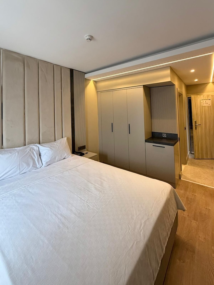 ROOM, DOUBLE OR TWIN BED, CITY VIEW, SMOKING
