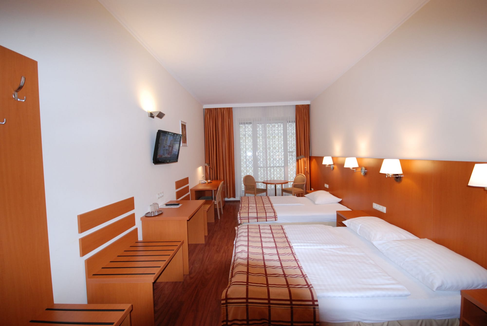 غرفة ثلاثية بسرير مزدوج وسرير فردي، Hotel Continental 3/7
