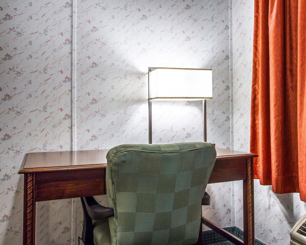 Rodeway Inn & Suites Brunswick Near Hwy 1 30/36