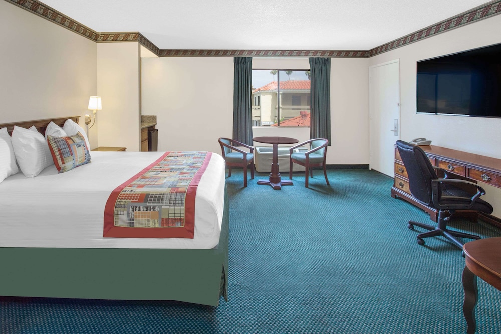 Travelodge by Wyndham Costa Mesa Newport Beach Hacienda 14/25
