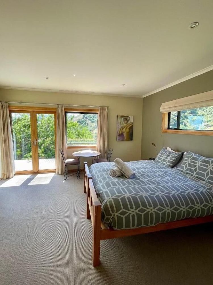 Parautane Lodge 6/50