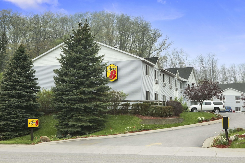 Super 8 by Wyndham Manistee 1/18