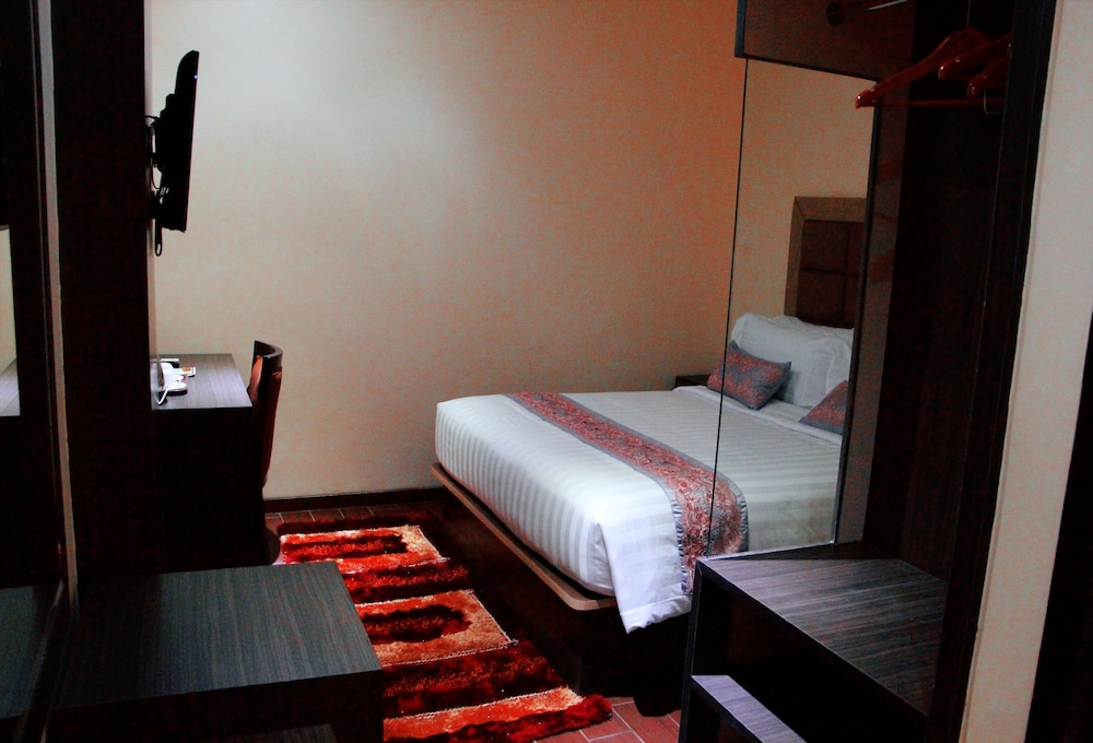 THE BELAGRI HOTEL AND CONVENTION 30/62