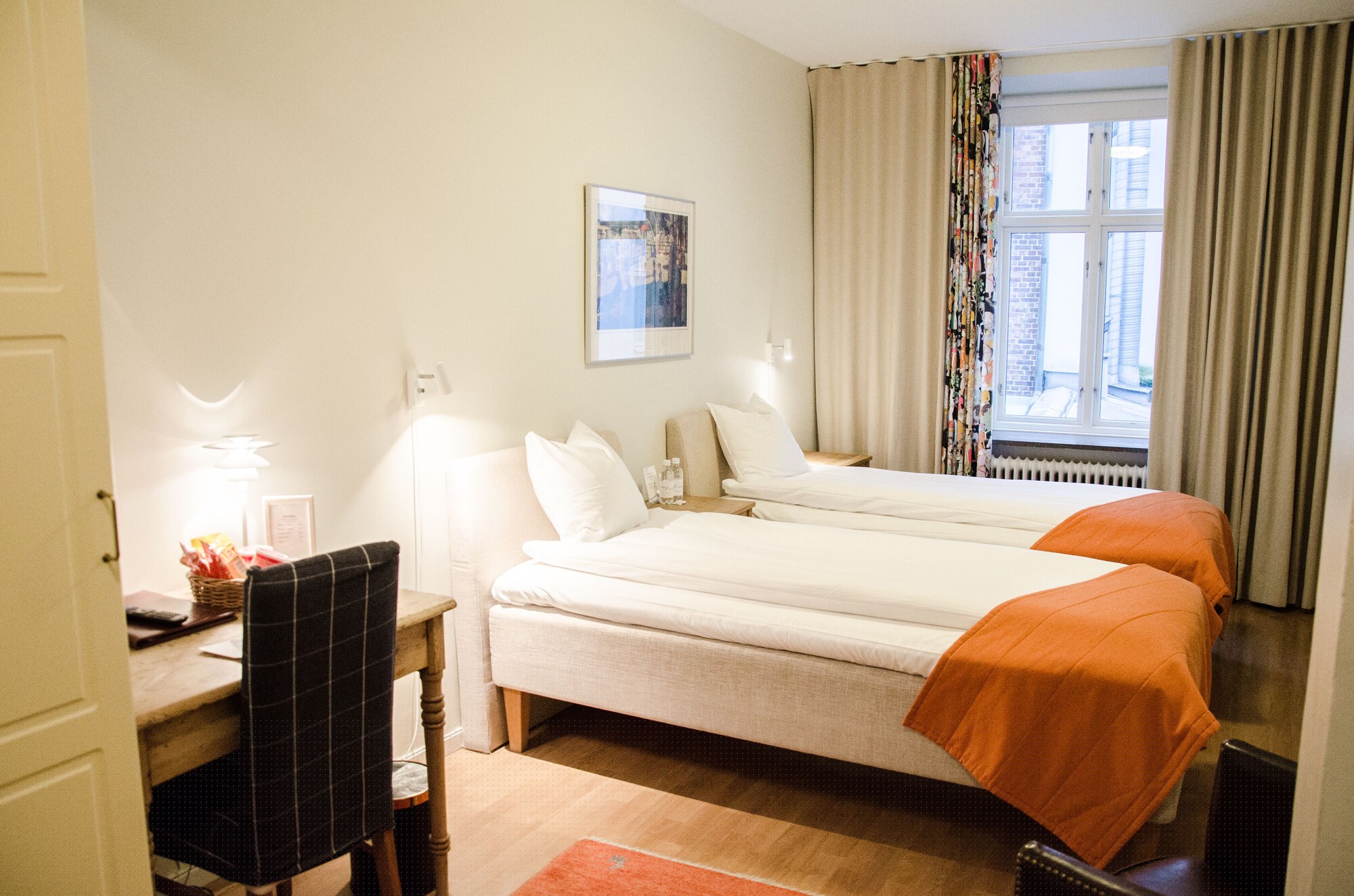 ROOM, TWIN BEDS