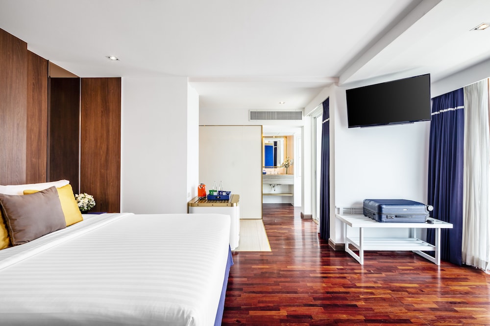 The Cruise Hotel 11/50