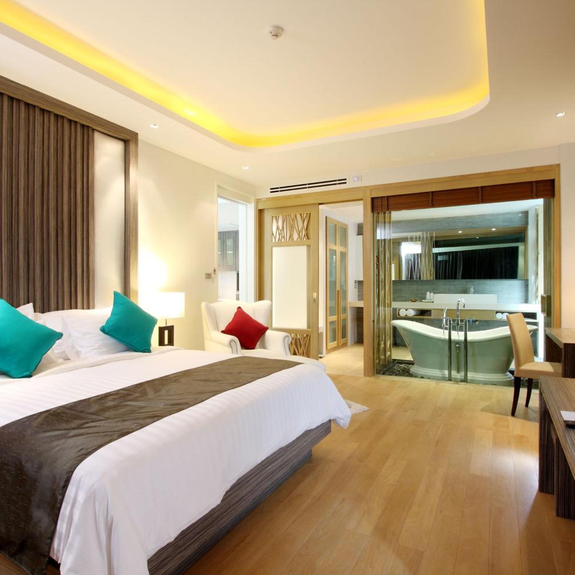 1 Bedroom, Suite, King Bed, Pool Access