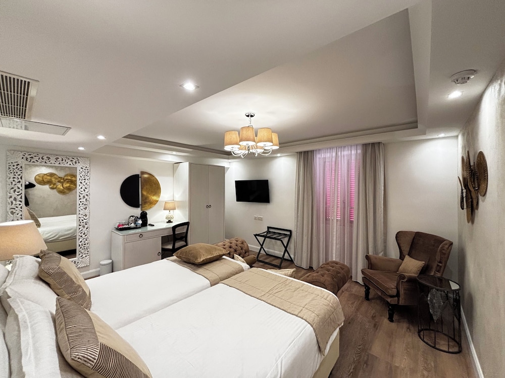ROOM, DOUBLE OR TWIN BED