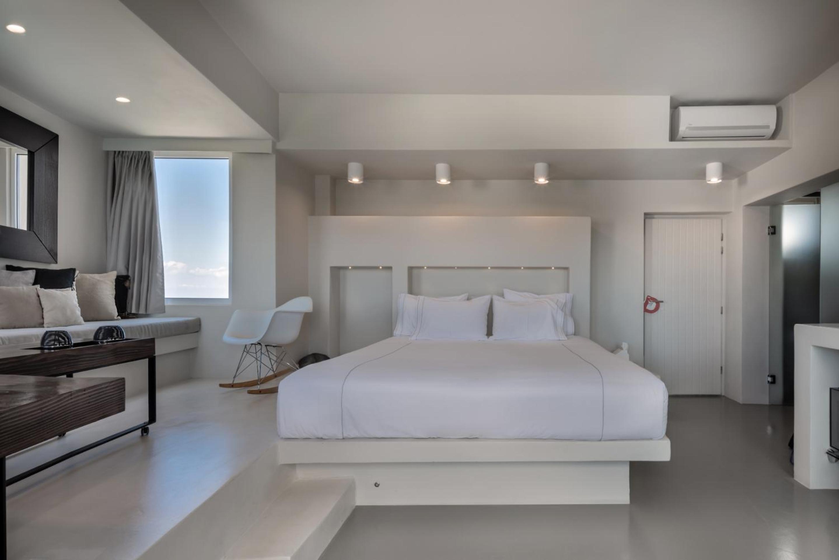 Deluxe, Suite, Caldera View, Outdoor Jetted Tub، West East Suites - Adults Only 2/10