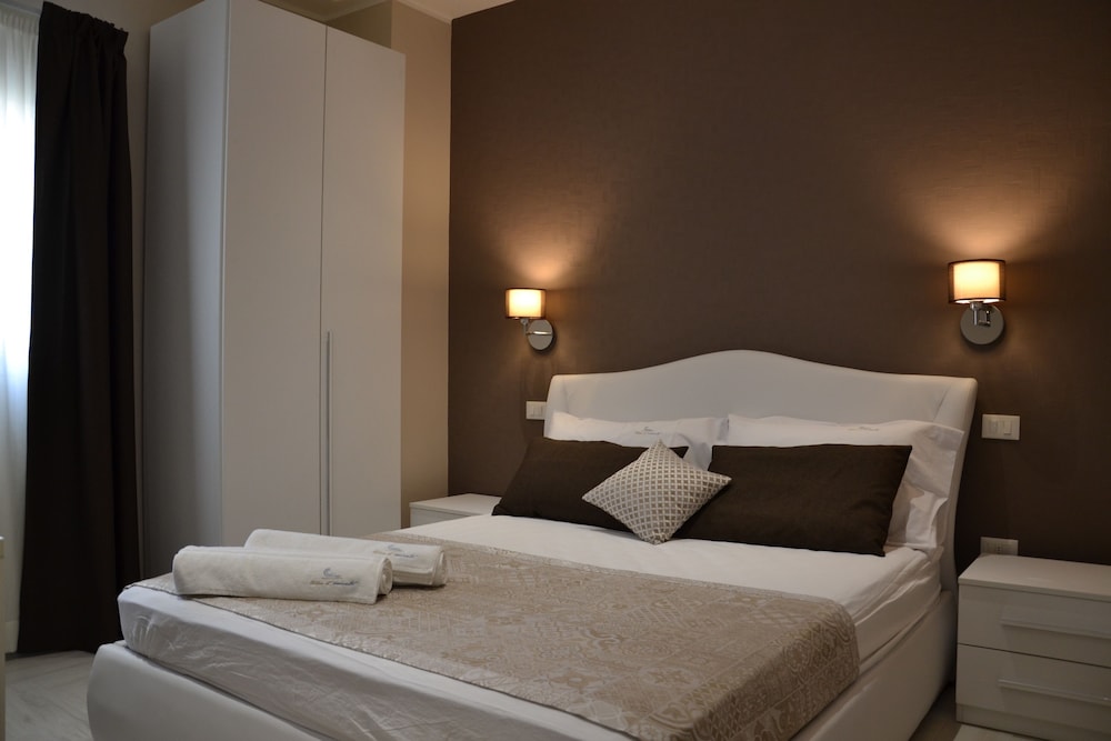 DELUXE, DOUBLE BED
