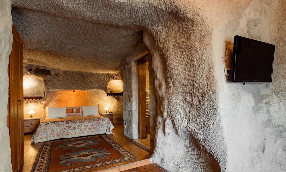 Amber Cave Suites 6/76