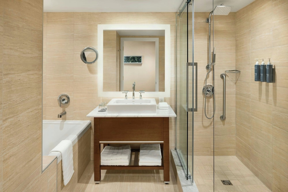 غرفة بسريرين كوين في طابق منخفض، The Westin Wall Centre Vancouver Airport 3/4