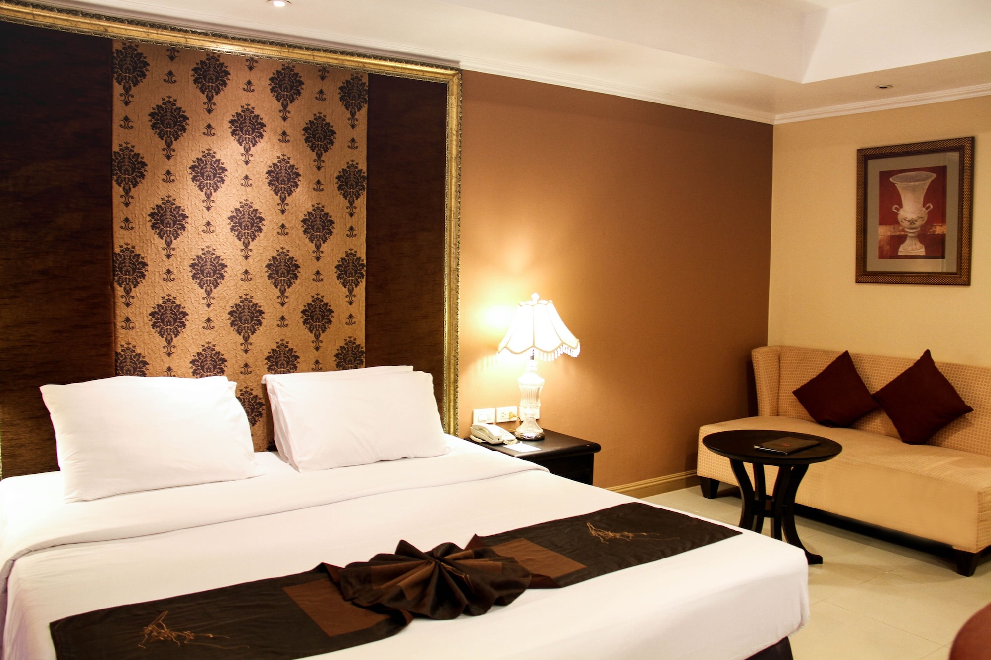 DELUXE ROOM