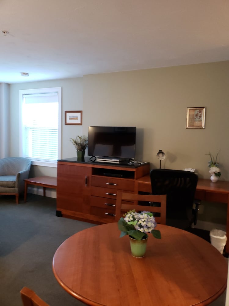 Crescent Suites Hotel 52/57