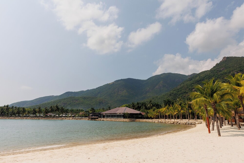 Diamond Bay Resort & Spa 70/74