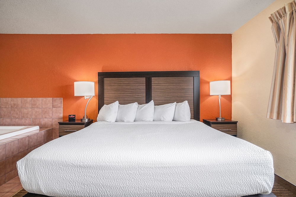 Days Inn Suites By Wyndham Traverse City 18/50