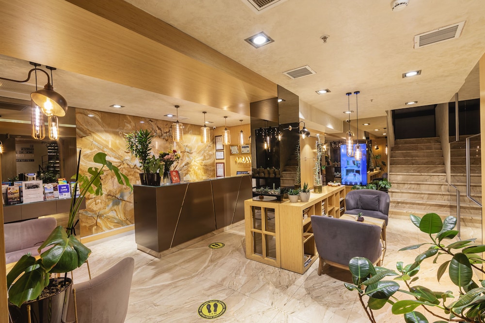 Ayramin Deluxe Hotel 10/78